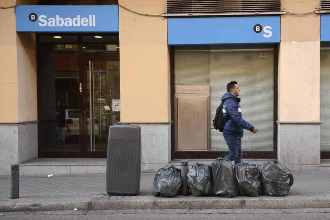 También es fácil observar bolsas amontonadas junto a papeleras. 