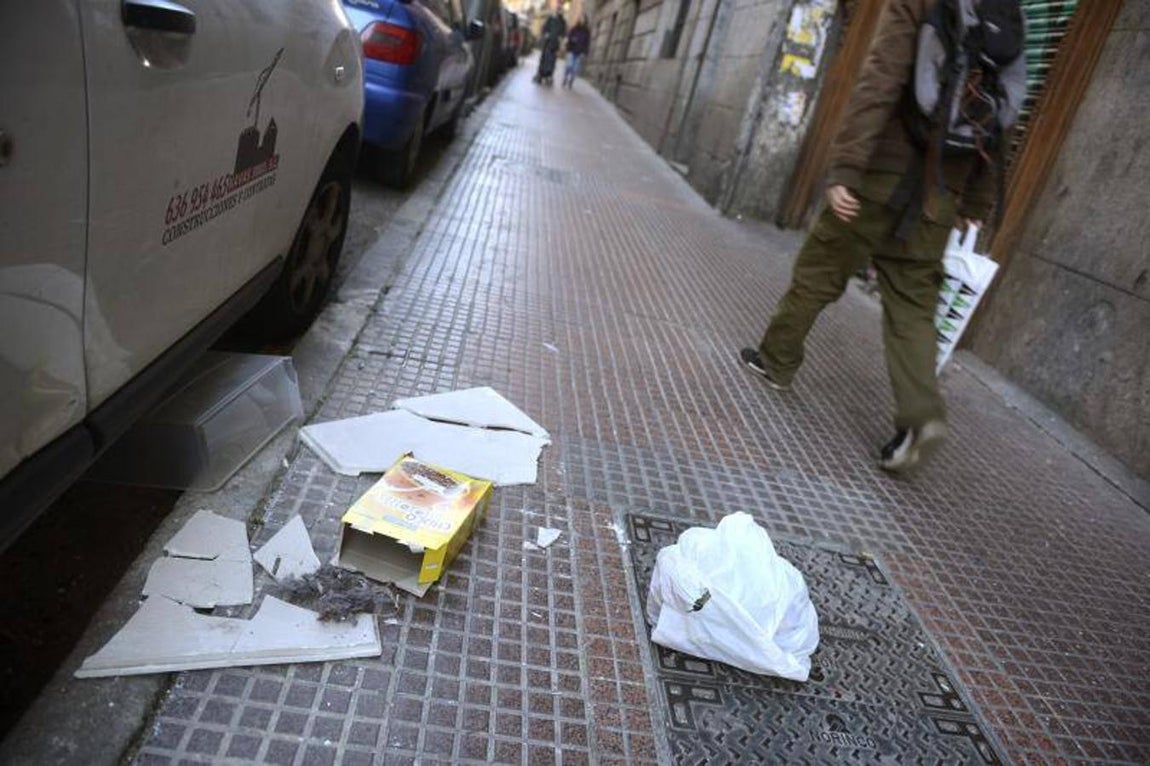 Y las aceras tampoco lucen un estado mucho más saludable. 