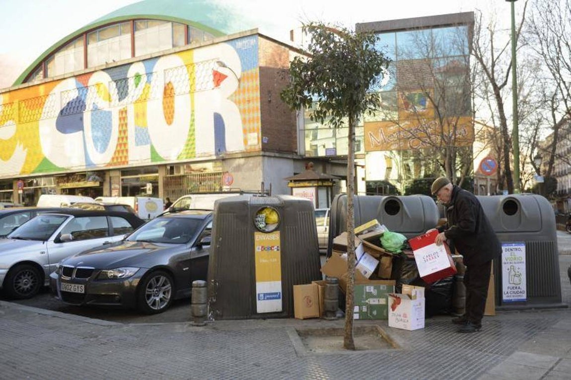 Da igual el distrito, la basura está presente en las aceras. 