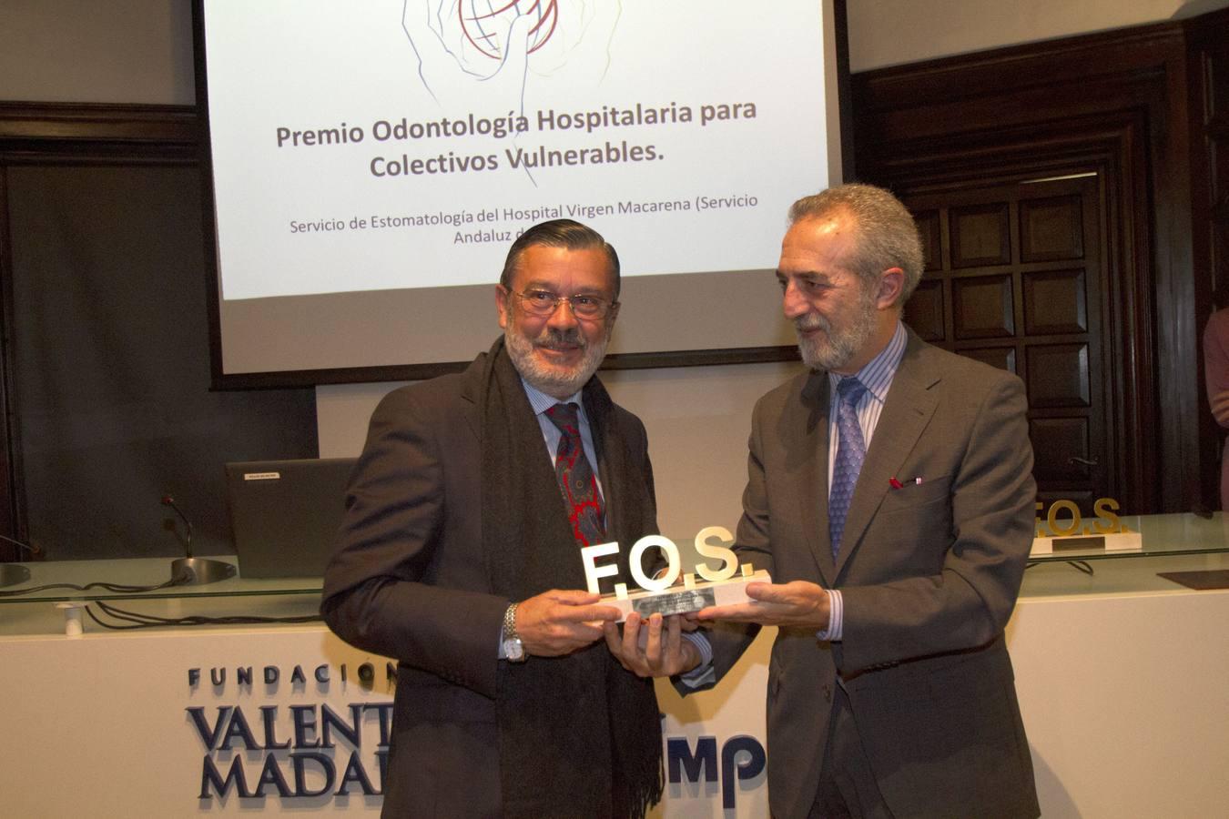 José Antonio Coello Suances, coordinador de la Unidad de Estomatología del Hospital Virgen Macarena, recoge el premio Odontología Hospitalaria para colectivos vulnerables de manos del teniente alcalde y delegado de Bienestar Social y Empleo del Ayuntamiento de Sevilla, Juan Manuel Flores Cordero