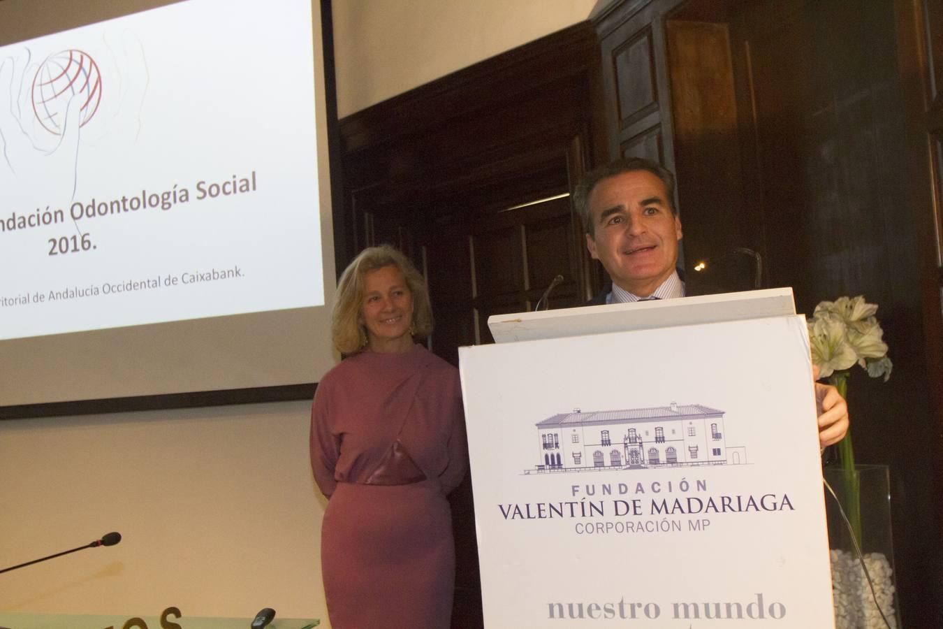 El director de la Delegación Territorial de Andalucía Occidental de Caixabank, Rafael Herrador Martínez, durante su intervención al recoger el premio Fundación Odontología Social 2016 para la delegación que dirige