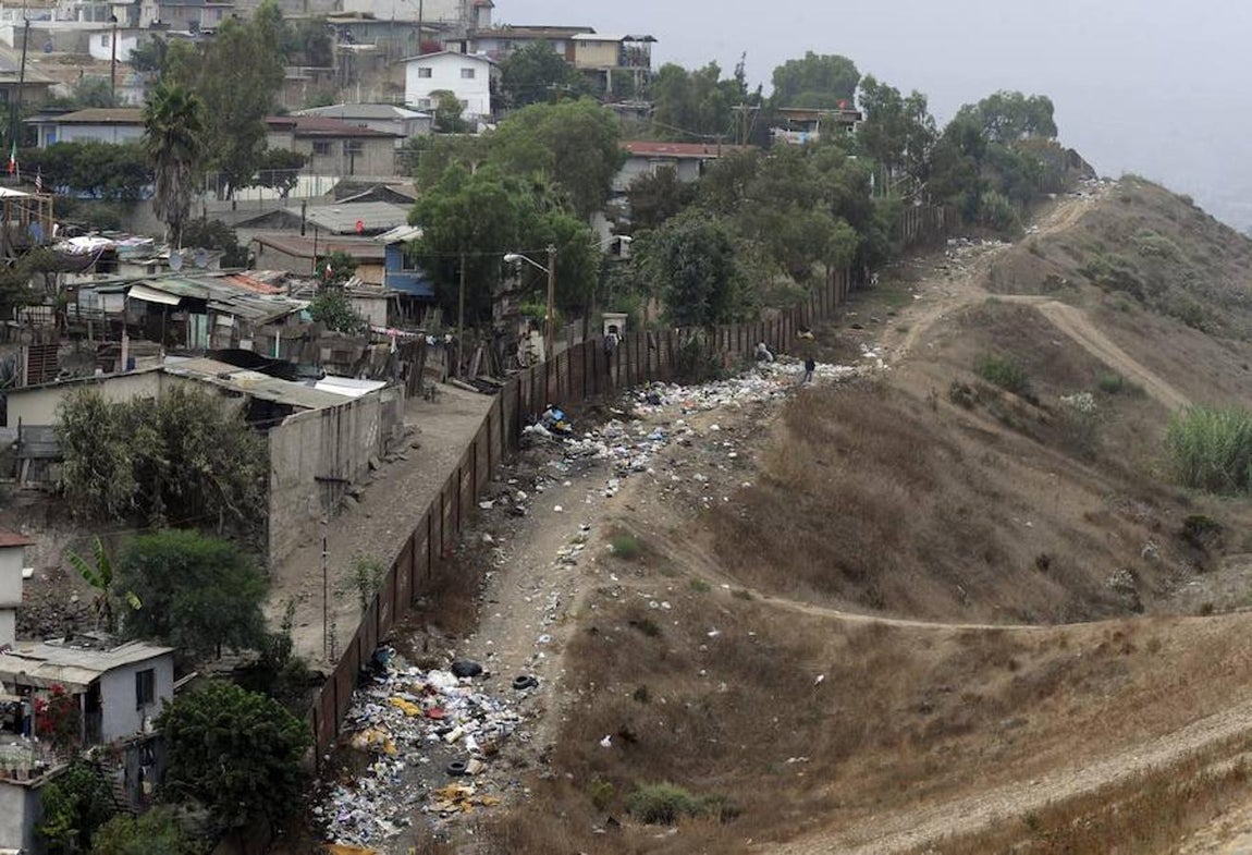 Fotografía tomada en octubre de 2010, de la línea fronteriza ubicada al lado del barrio mexicano de Colonia Libertad, uno de los más peligrosos de todos los ubicados en la frontera. Del otro lado se encuentra Otay Mesa, localidad del estado de San Diado. Ese año, el gobierno estadounidense aumentó su inversión en el control fronterizo con el fin de reducir la entrada deinmigrantes ilegales al país. 