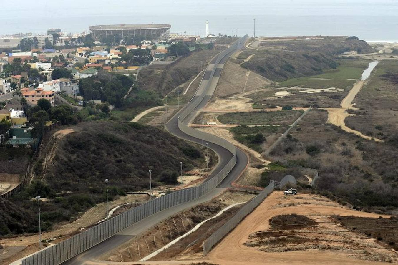 Imagen tomada en 2010 de la línea fronteriza ubicada al lado del barrio mexicano de Colonia Libertad (México) 
