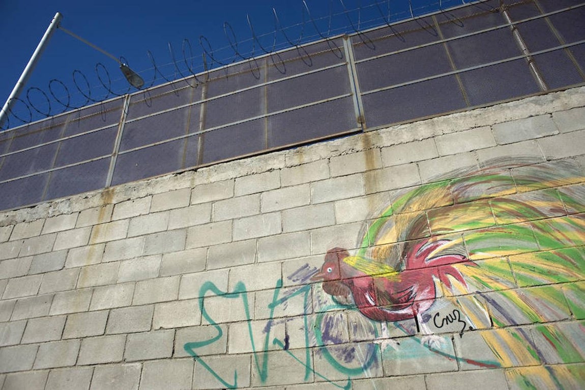 Imagen de 2016 de un detalle del muro fronterizo existente a lo largo de la frontera entre Tijuana (México) y San Diego (California). Cumpliendo una promesa electoral, el presidente de Estados Unidos Donald Trump rubricó, el 25 de enero de 2017, una orden ejecutiva para destinar fondos federales a la construcción del muro con México durante una ceremonia celebrada en el Departamento de Seguridad Nacional. 