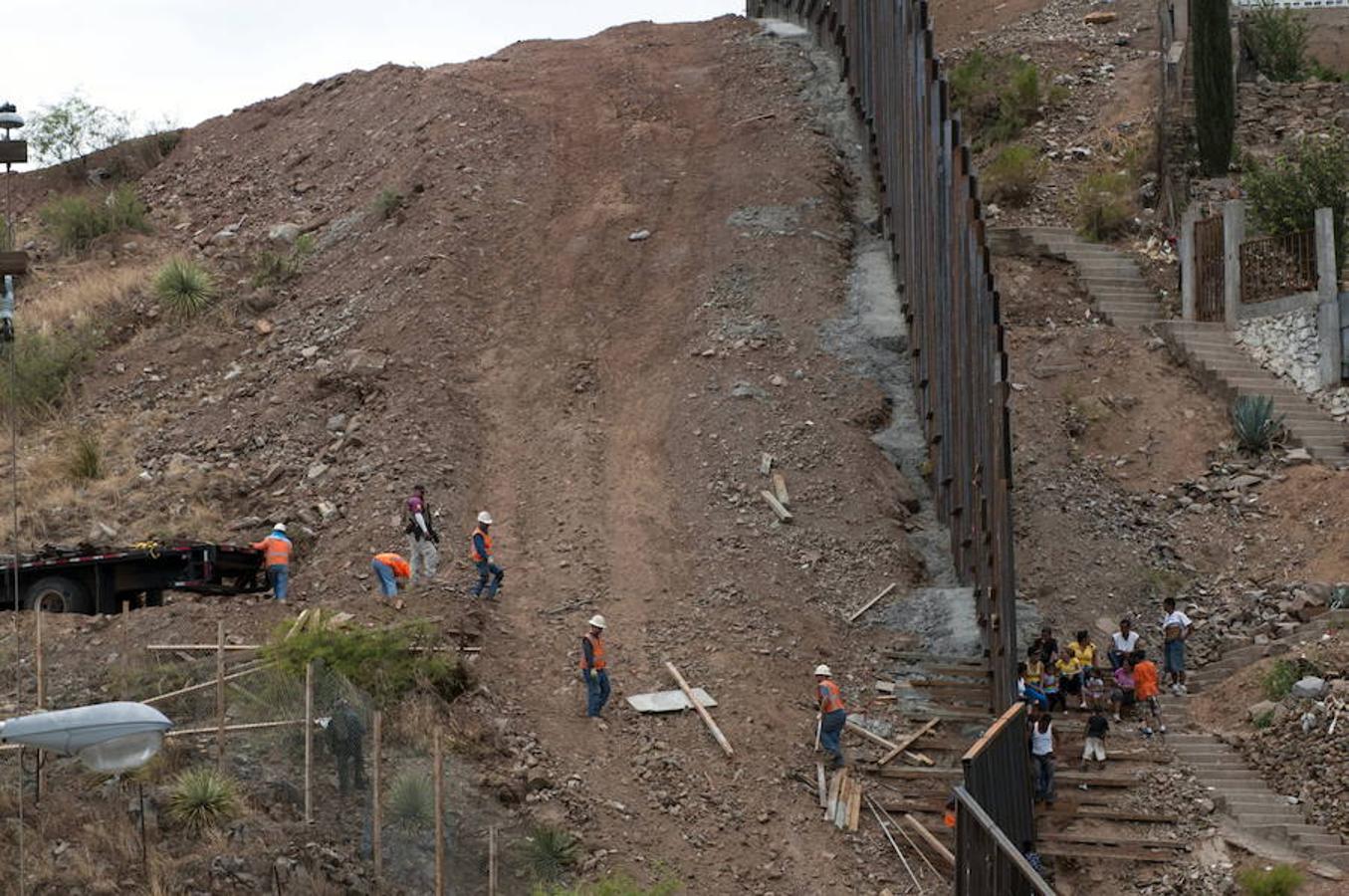 Un grupo de trabajadores, finalizando un trozo del muro fronterizo que separa México de Estados Unidos en el paso de Deconcini en Nogales (Arizona), en 2011