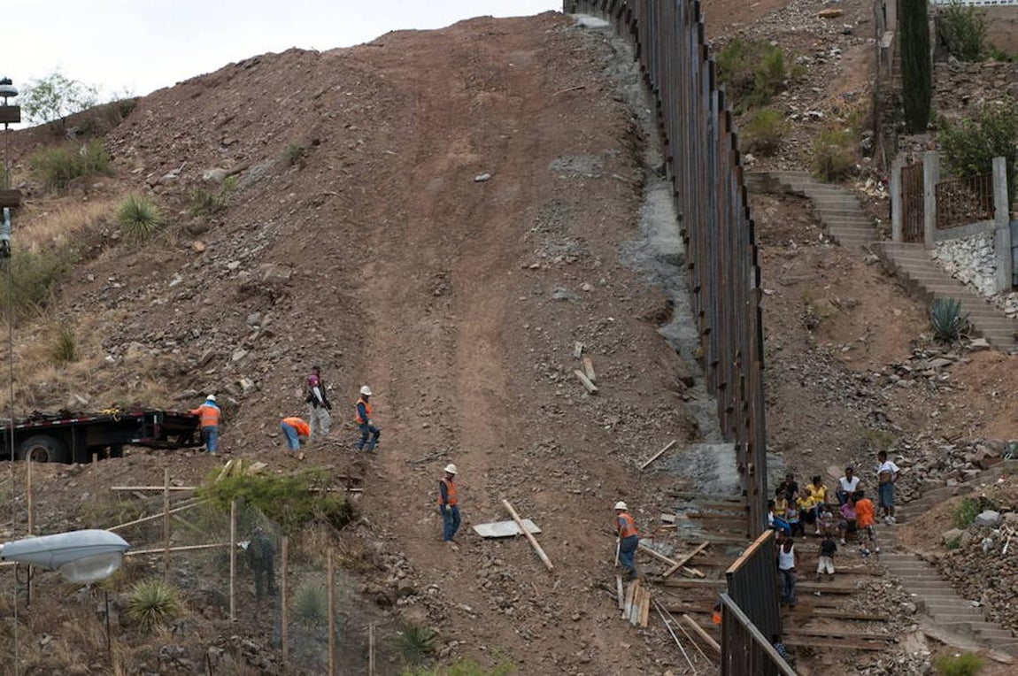 Un grupo de trabajadores, finalizando un trozo del muro fronterizo que separa México de Estados Unidos en el paso de Deconcini en Nogales (Arizona), en 2011. 