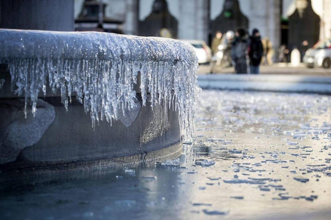 Detalle de la Fuente de las Náyades helada en la Plaza de la República en Roma (Italia). 