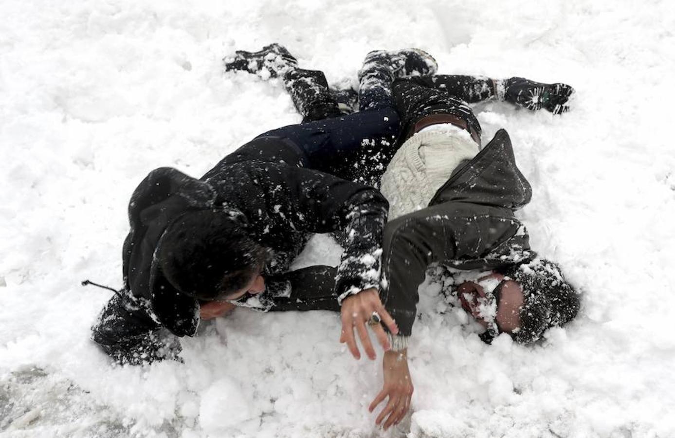 Dos jóvenes juegan en la nieve en Estambul (Turquía). 