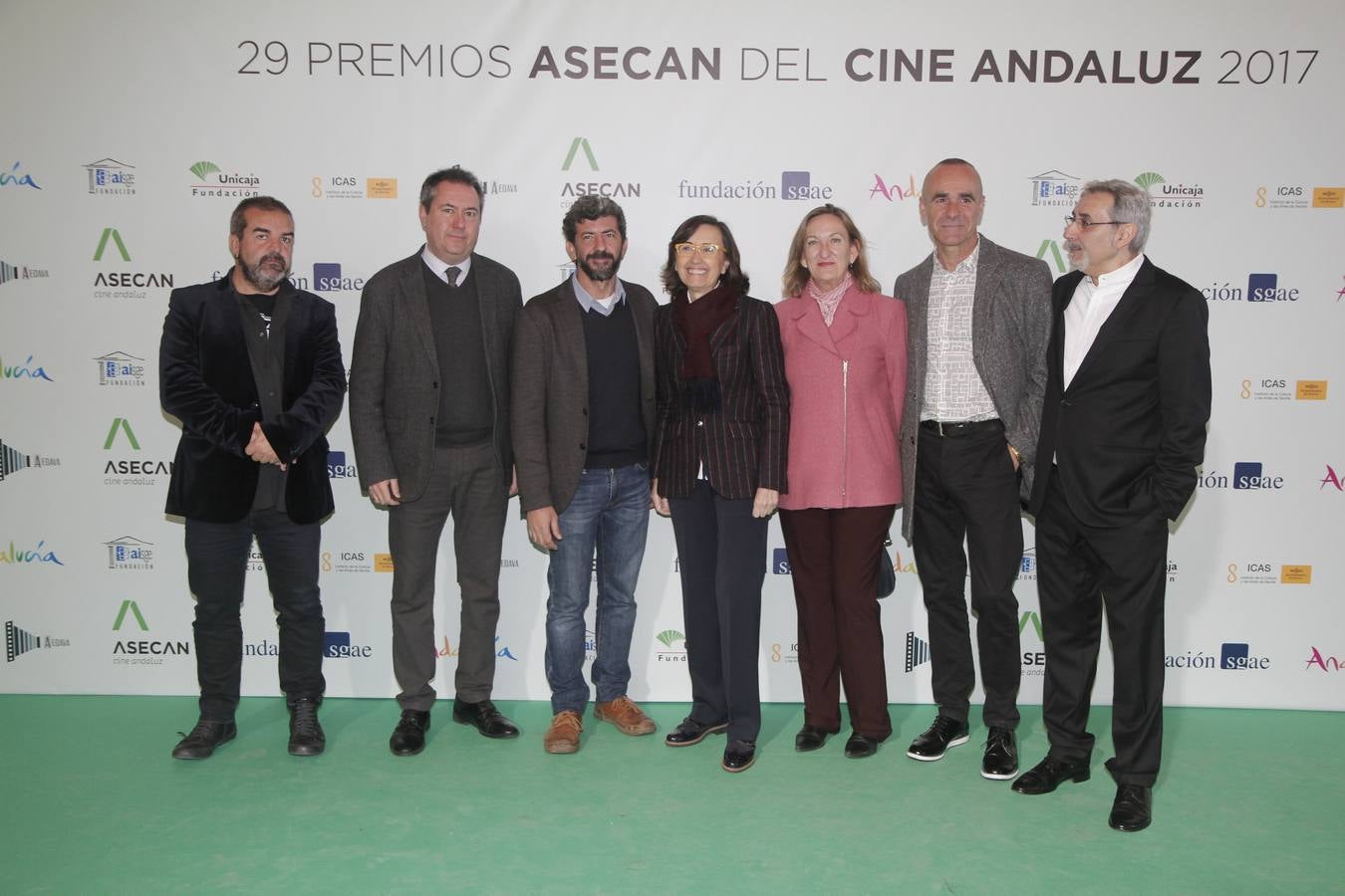 Autoridades con el director Alberto Rodríguez