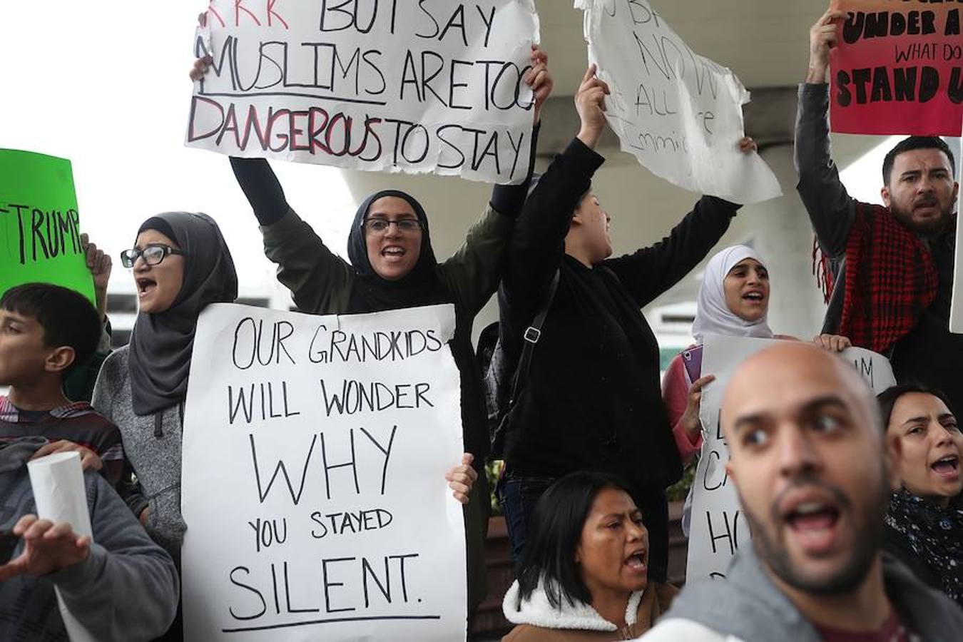 En el aeropuerto de Miami la protesta ha ido en aumento hasta reunir cientos de personas. 