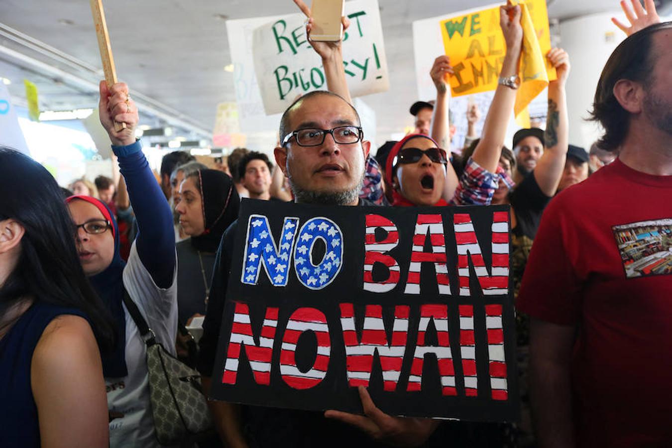 Cientos de manifestantes se reunieron de forma espontánea también en el aeropuerto de Los Ángeles, esgrimiendo gritos de protesta contra la medida e improvisaron pancartas en contra del nuevo presidente así como de apoyo y solidaridad para los refugiados. 