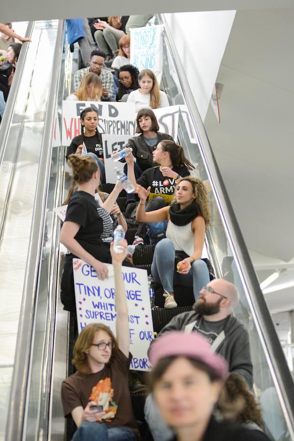 Las medidas aprobadas por Trump para «proteger al país de la entrada de terroristas extranjeros» fueron inmediatamente denunciadas ante la Justicia por un grupo de organizaciones de derechos humanos que las consideran anticonstitucionales. En la imagen, el aeropuerto de San Francisco. 