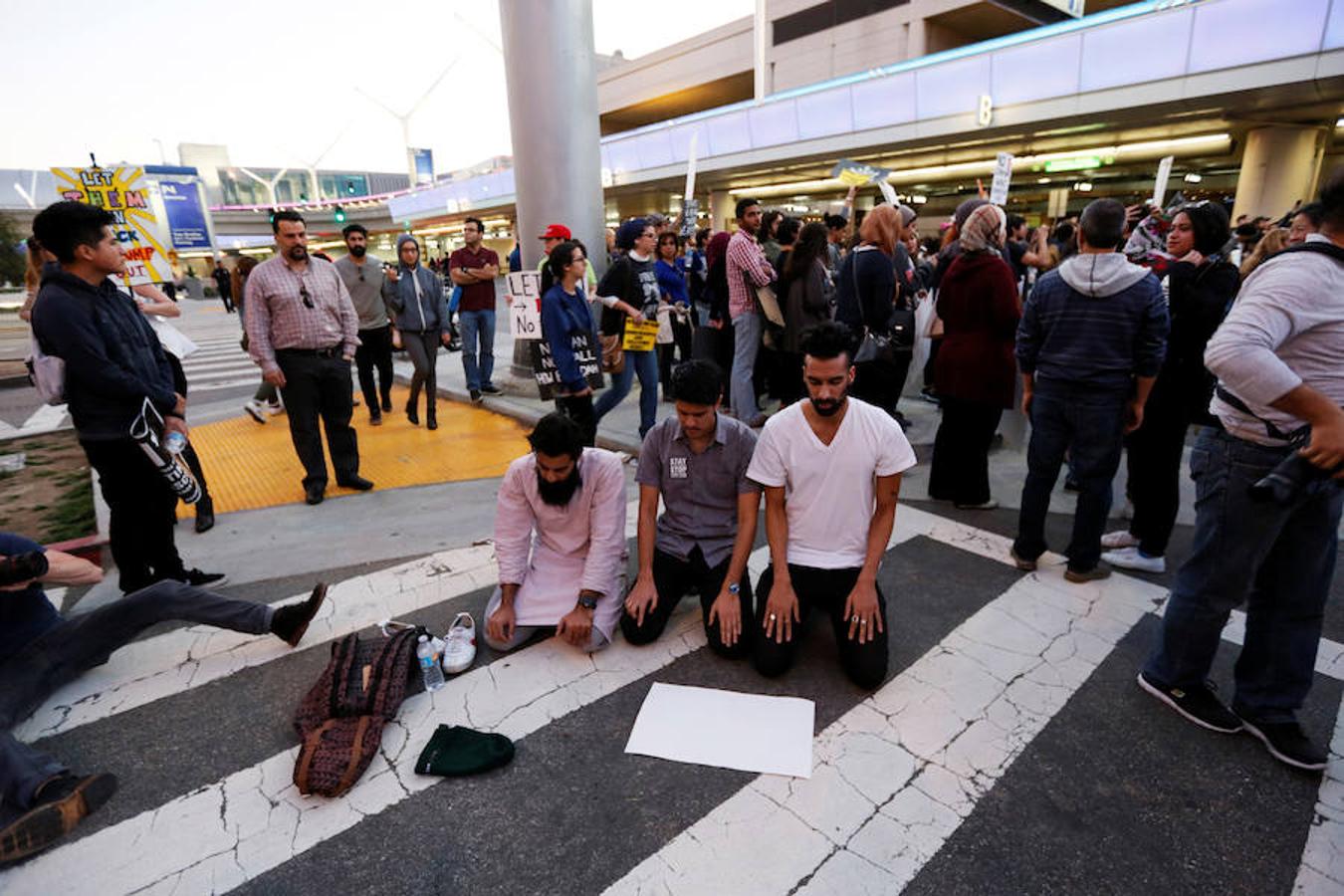 Tres musulmanes protestan por el veto de Trump en el Aeropuerto Internacional de Los Ángeles (LAX). 