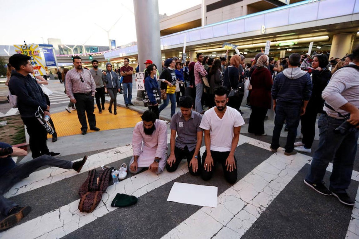 Tres musulmanes protestan por el veto de Trump en el Aeropuerto Internacional de Los Ángeles (LAX). 