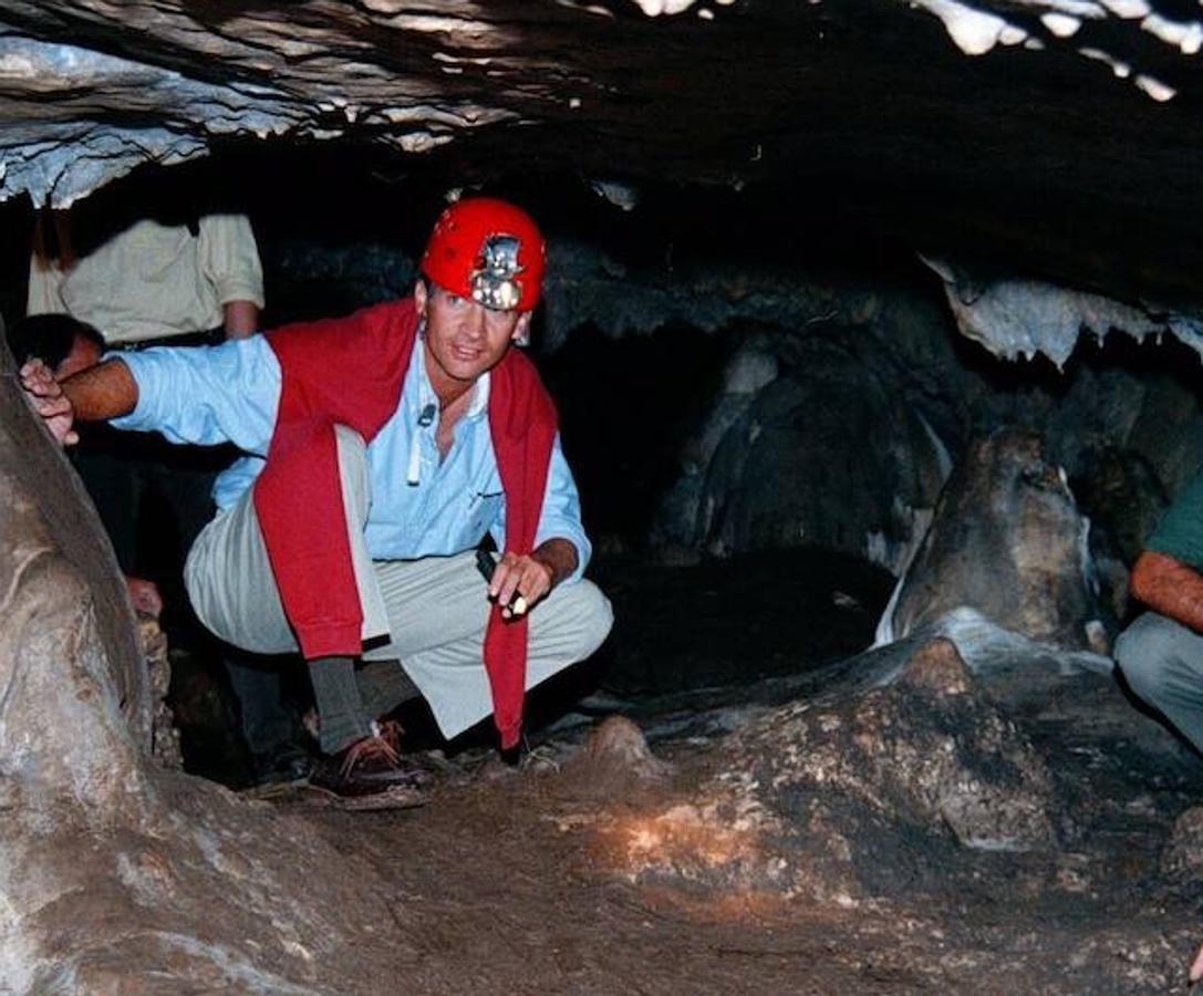 El Principe de Asturias, en el interior de la Cueva Mayor, en la sierra de Atapuerca ,camino de la Sima de los Huesos. 