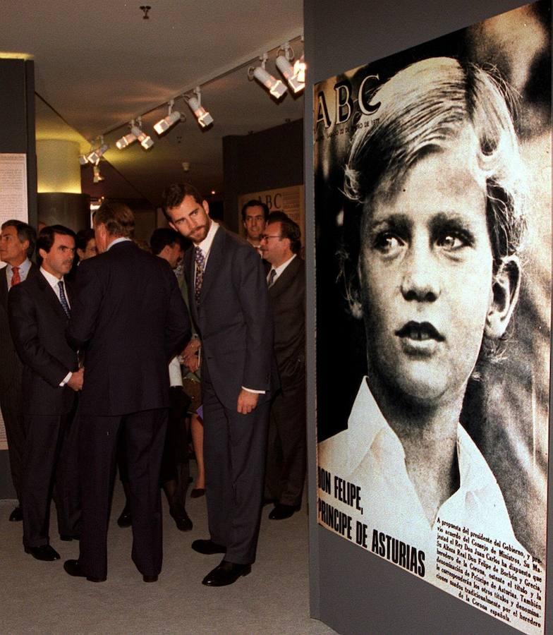 El Príncipe Felipe observa una portada de ABC con su fotografía de niño en la Exposición «Veinte Años de Constitución Española», en el Congreso de los Diputados con motivo del aniversario de la Contitución.. 