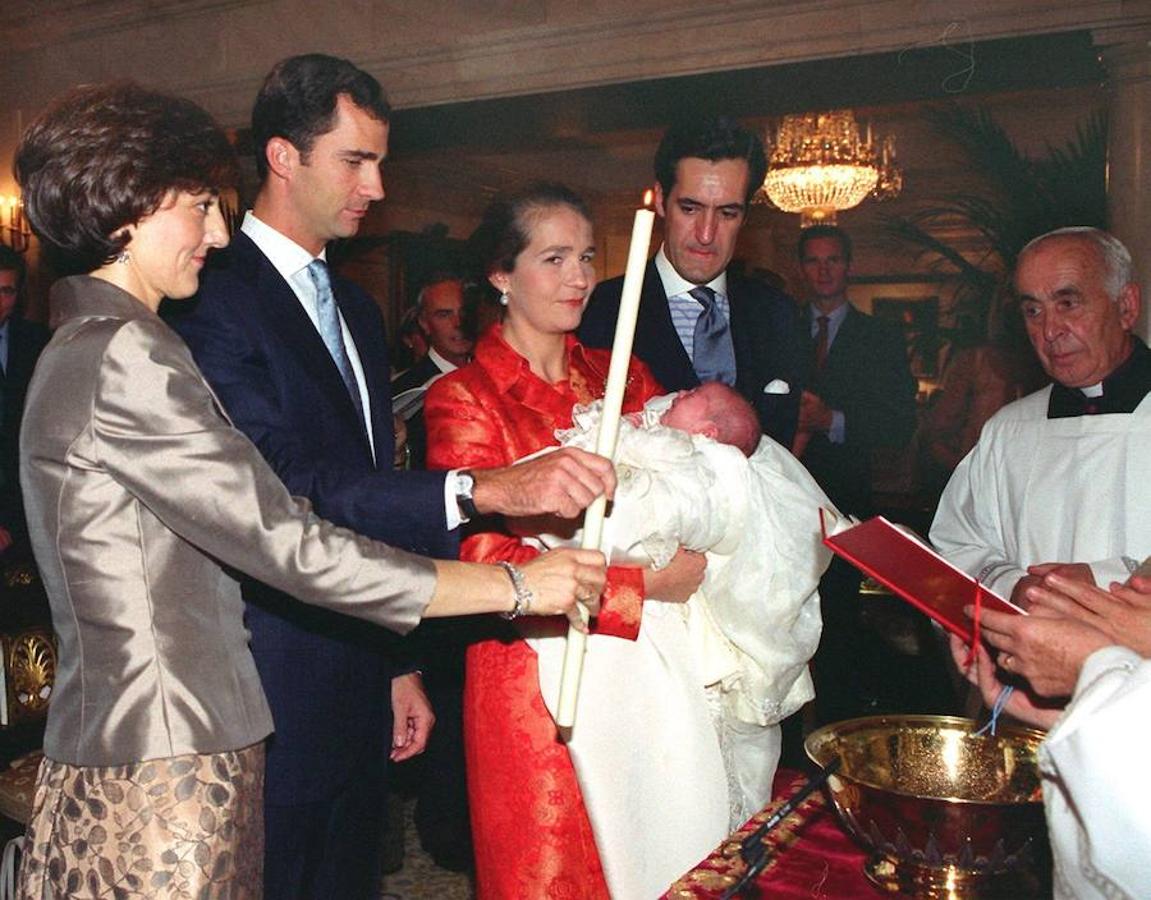 La hija de la Infanta Elena y Jaime de Marichalar, y primera nieta de los Reyes, Victoria Federica, fue bautizada en el Palacio de la Zarzuela, apadrinada por sus tíos el Príncipe de Asturias y Ana de Marichalar. 