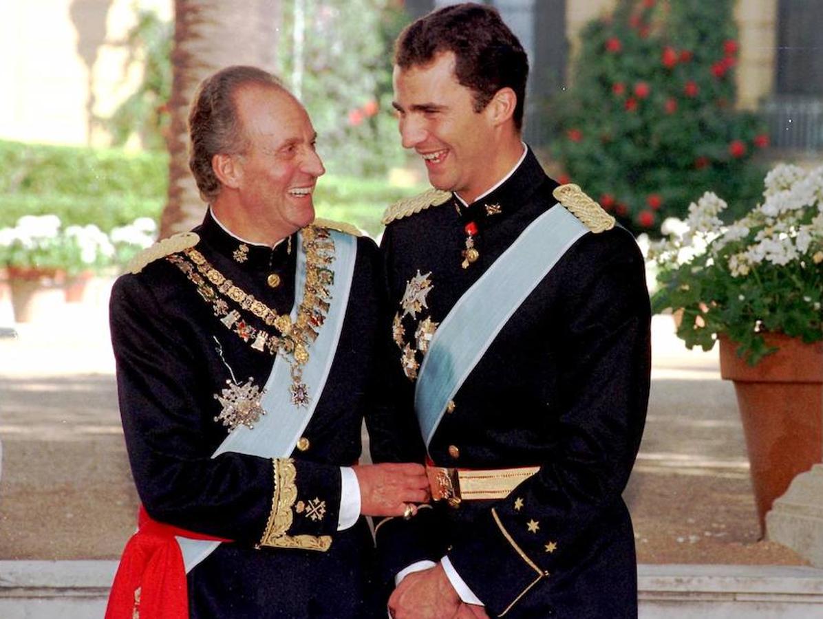 Boda de la Infanta Cristina e Iñaki Urdangarín. En la imagen el Rey Don Juan Carlos bromea con su hijo. 