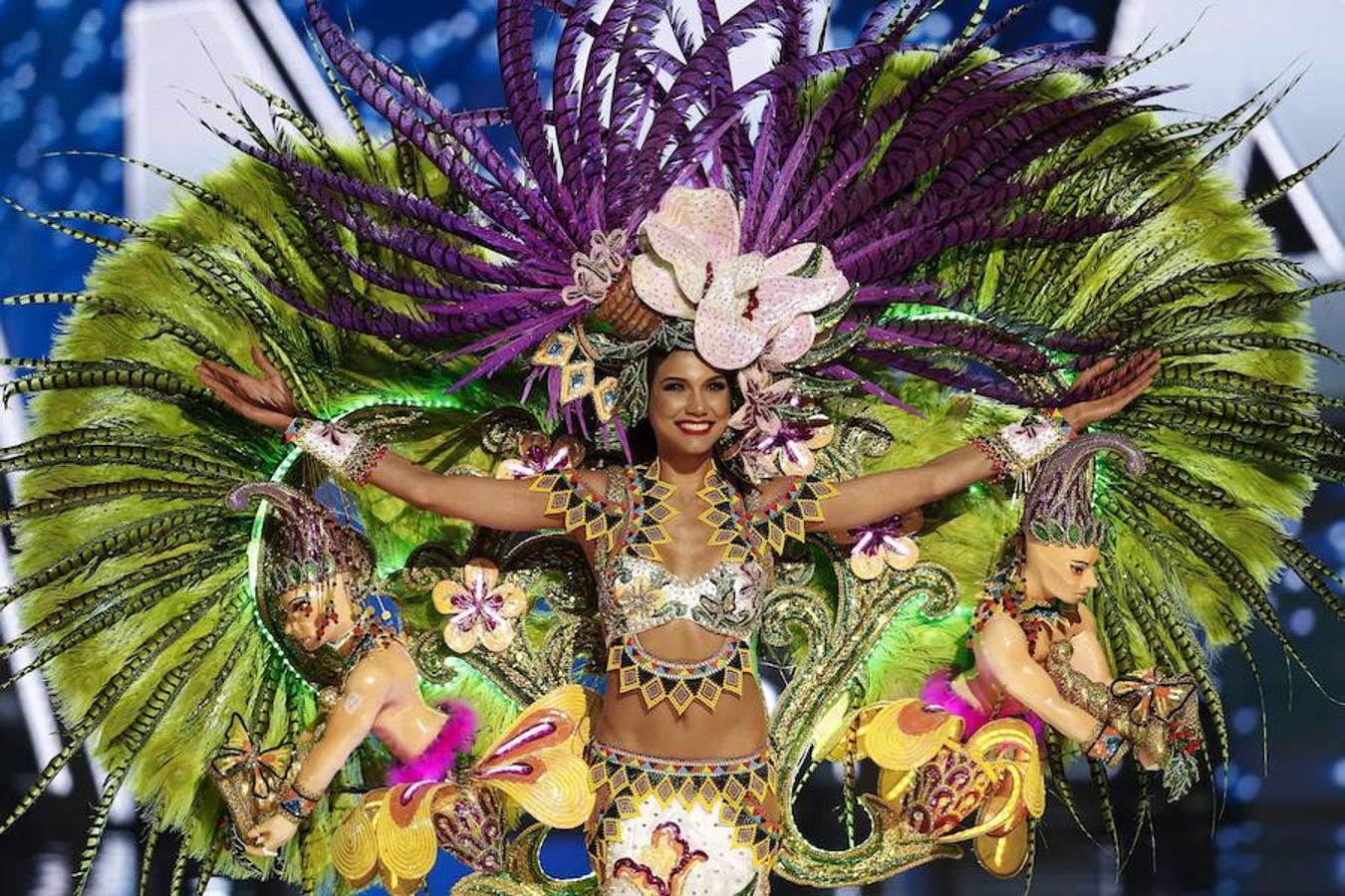 Desfile en traje de baño, vestido de noche, traje típico... las aspirantes tienen que pasar varias pruebas y pasear sobre el escenario con distintos modelos, demostrando su elegancia, simpatía y soltura en la pasarela. 