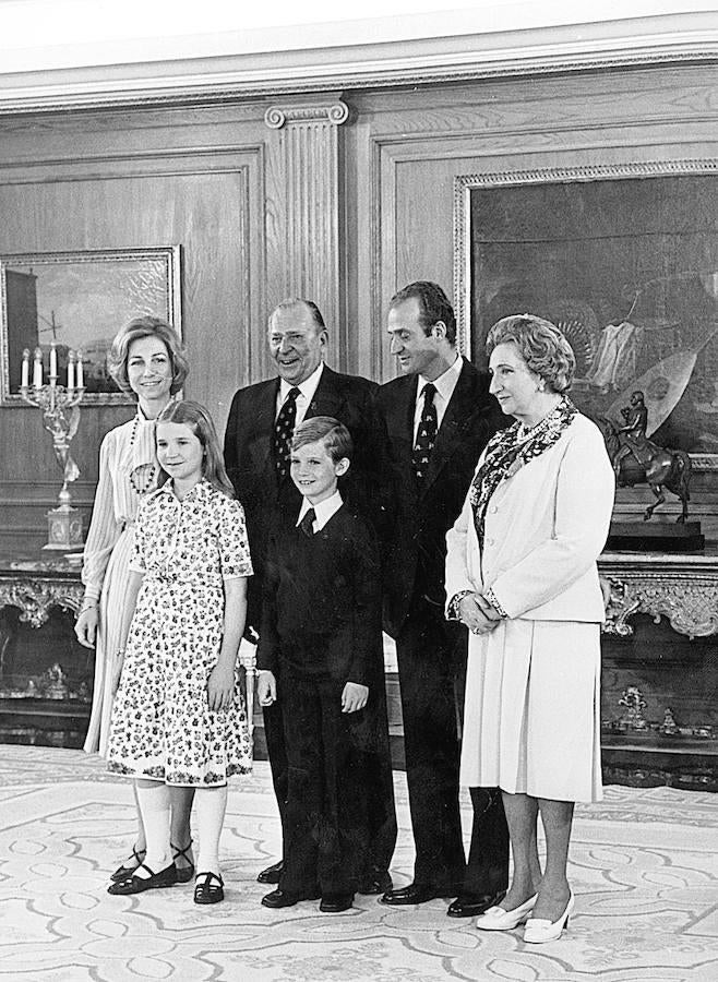 Don Juan de Borbón, Conde de Barcelona, en ceremonia celebrada en el Palacio de la Zarzuela, cede sus derechos dinásticos en favor de su hijo el Rey Don Juan Carlos I, en presencia de la Condesa de Barcelona y la Reina doña Sofia. En la foto se ve, además, a la Infanta Doña Elena y al Príncipe de Asturias. 