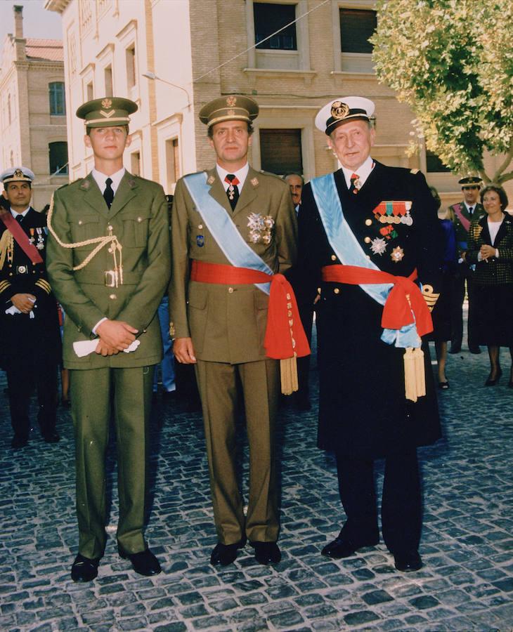 Tres generaciones de la Familia Real al servicio de España: Don Juan, Don Juan Carlos y Don Felipe en una fotografía tomada en la Academia General Militar de Zaragoza el día de la jura de bandera del Príncipe de Asturias.. 