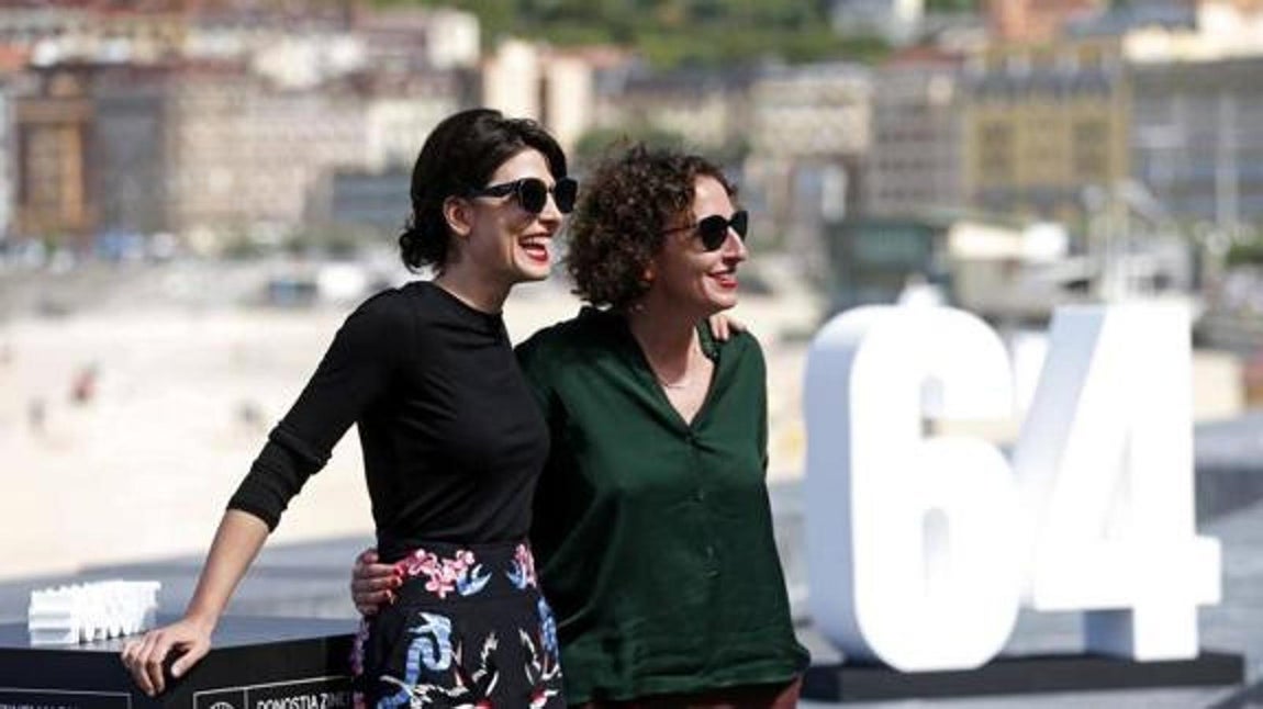 Nely Reguera, por «María (y los demás)» (Mejor dirección novel). Bárbara Lennie, protagonista de la cinta, y su directora, en el Festival de San Sebastián