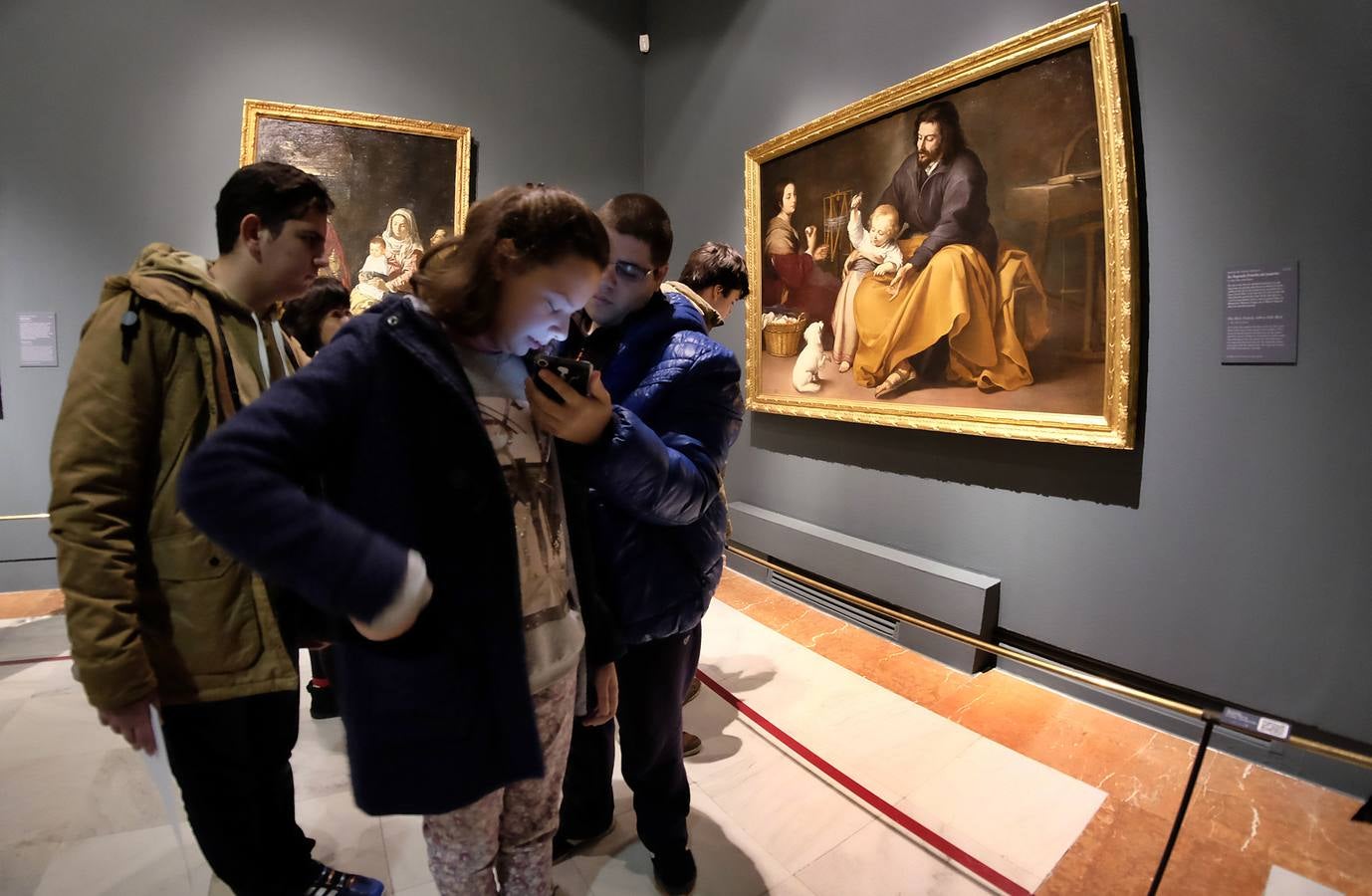 Jovenes autistas disfrutan de Murillo y Velázquez en la exposición de Focus