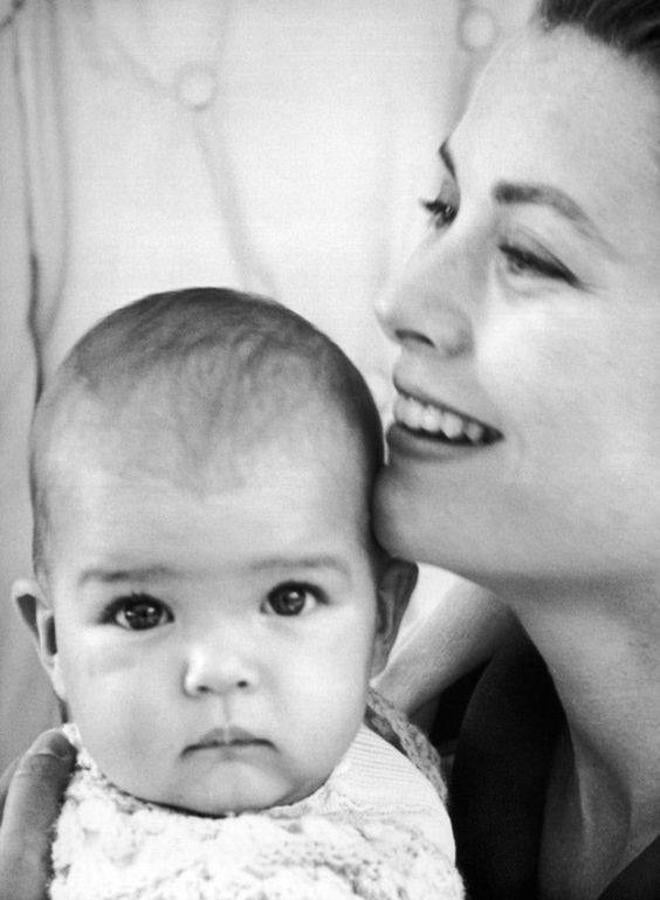 Estefanía de Mónaco, condesa de Polignac, es la hija menor de Raniero III de Mónaco y la actriz Grace Kelly. Hermana de Alberto de Mónaco y Caroline, princesa de Hannover. Ocupa el décimo puesto en la línea de sucesión al trono de Mónaco. 