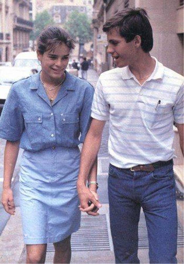 Al igual que sus hermanos, la vida personal de la princesa Estefanía de Mónaco siempre ha sido de gran interés para los medios de todo el mundo. La hija de Grace Kelly ha disfrutado siempre de un estilo de vida glamuroso y se le ha relacionado con una serie de hombres de alto perfil como Paul Belmondo (en la imagen) , Anthony Delon o Rob Lowe. 