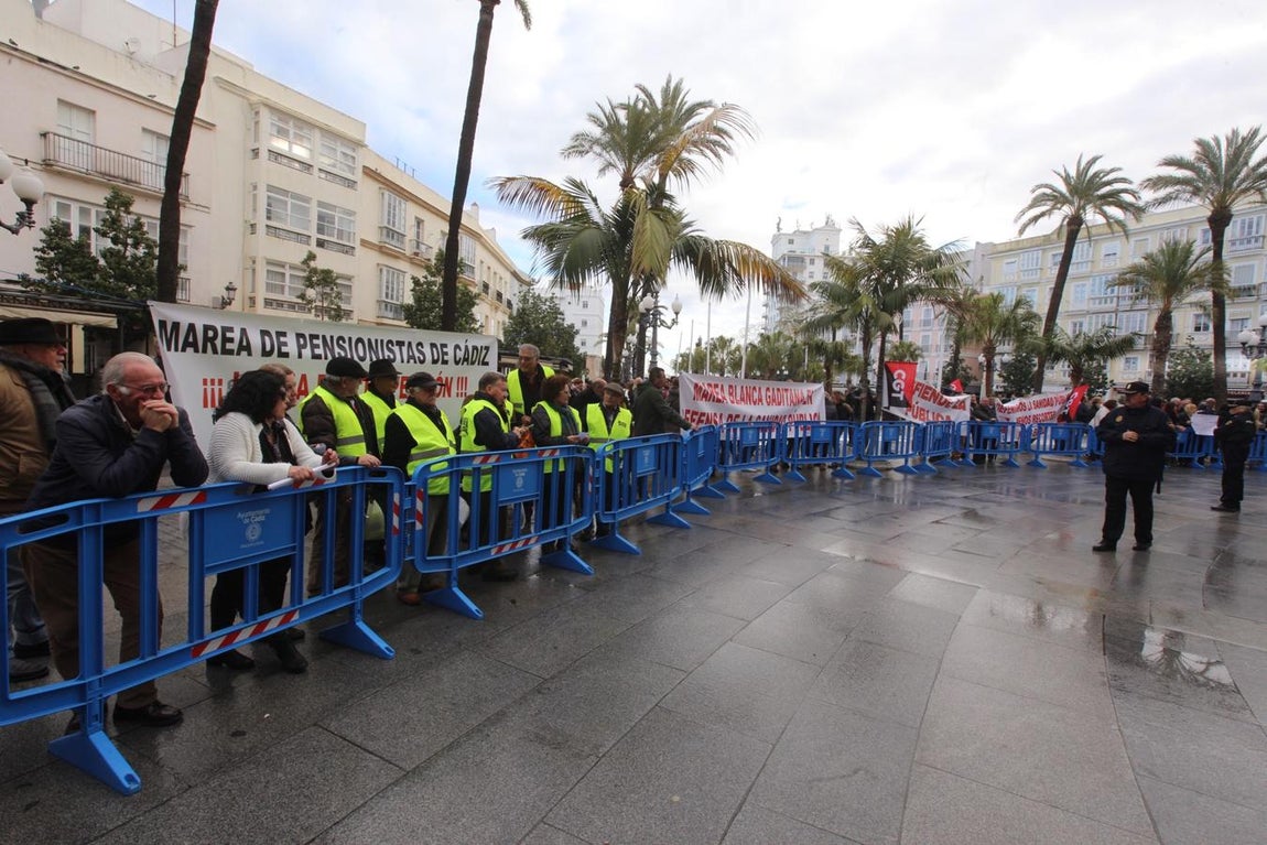 Fotos: Incidentes en Cádiz al inicio de la visita