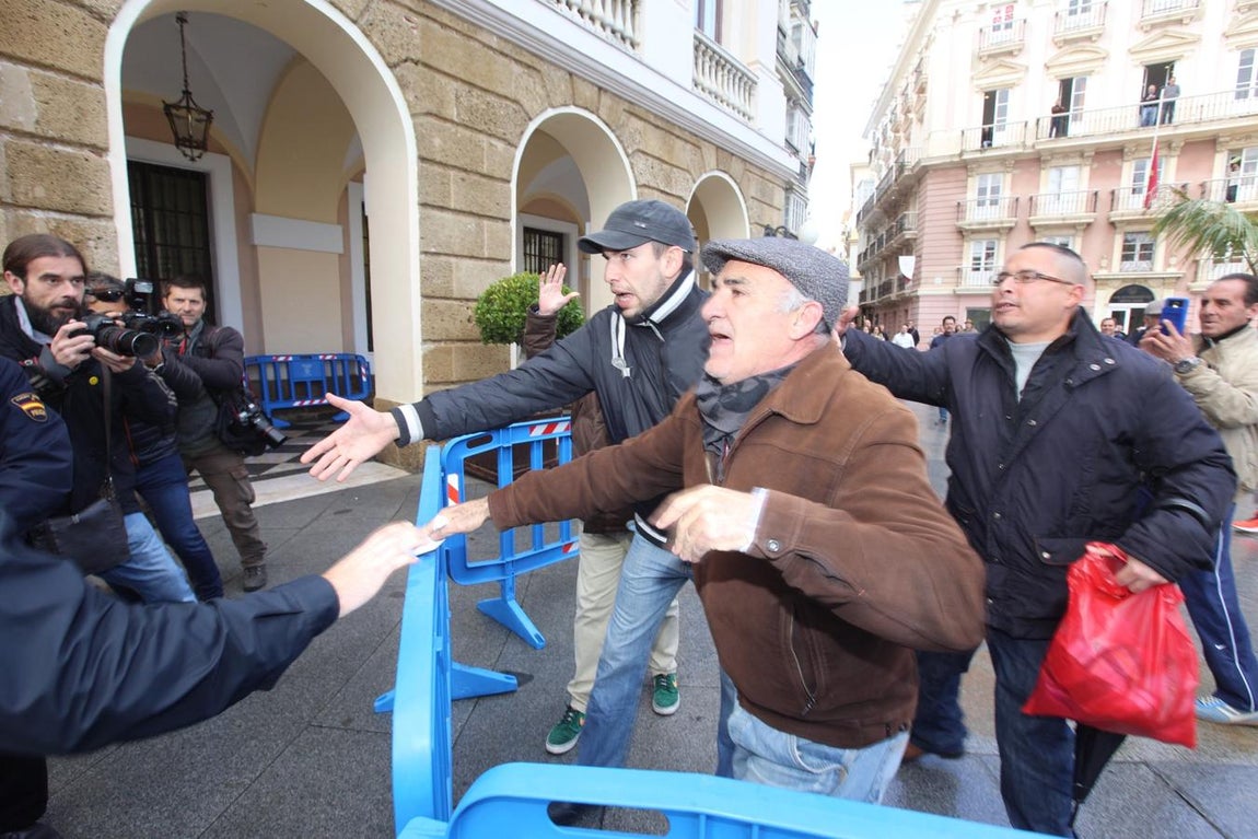 Fotos: Incidentes en Cádiz al inicio de la visita