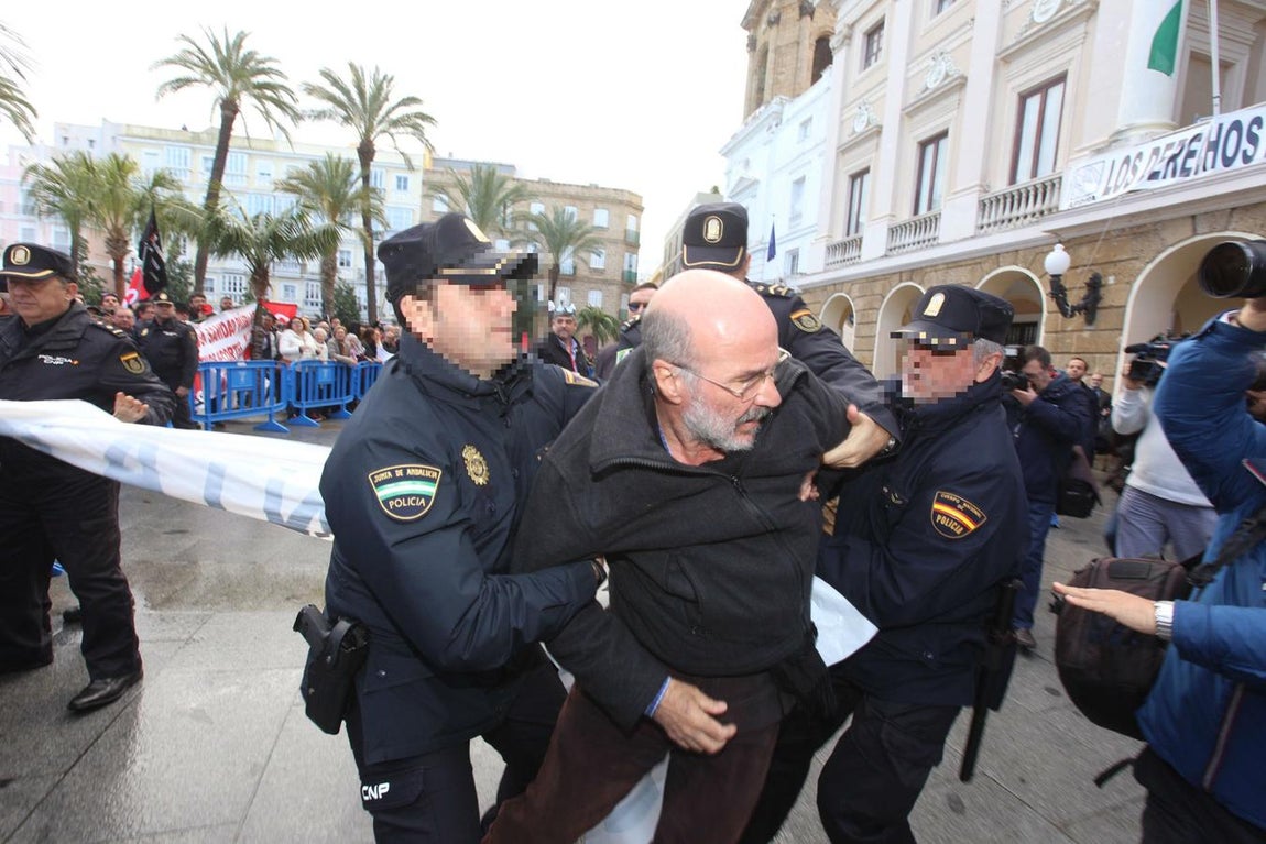 Fotos: Incidentes en Cádiz al inicio de la visita