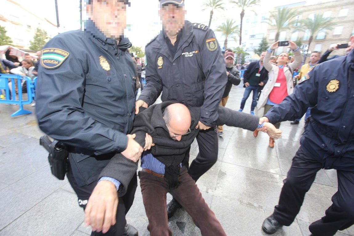 Fotos: Incidentes en Cádiz al inicio de la visita