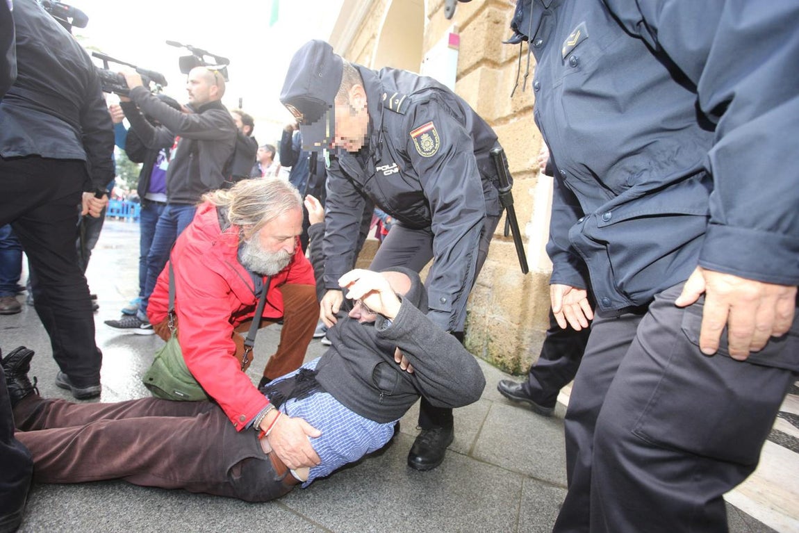 Fotos: Incidentes en Cádiz al inicio de la visita