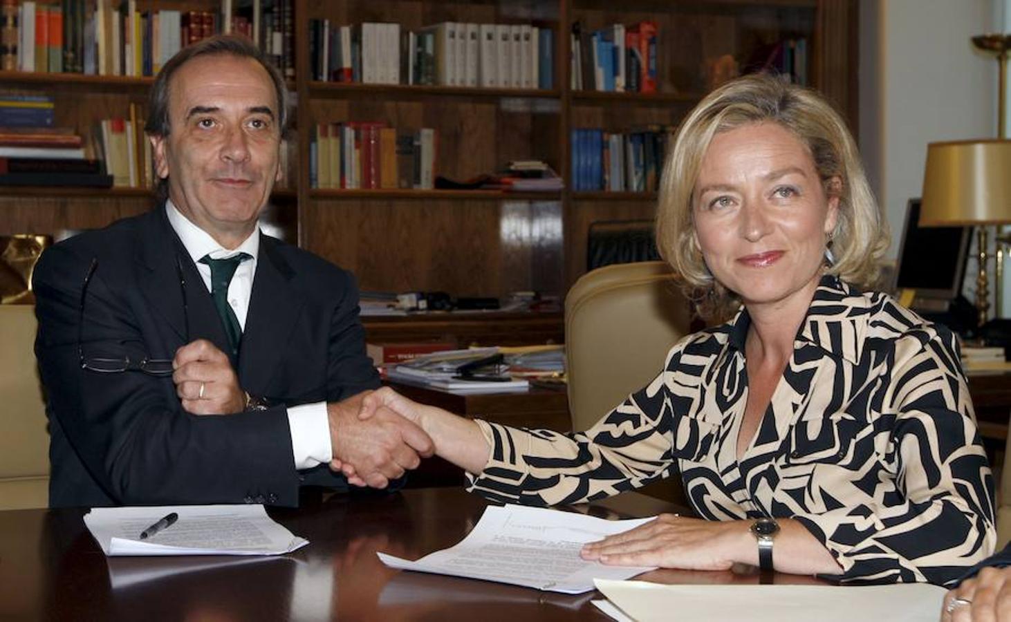 Con la diputada de Coalición Canaria, Ana Oramas, durante la firma del acuerdo por el cual CC apoyó los Presupuestos Generales del Estado para 2011