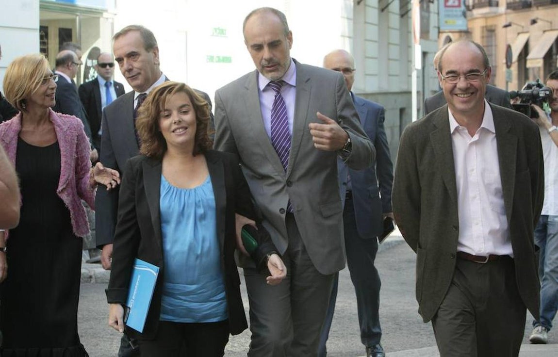 Junto al resto de portavoces parlamentarios, Rosa Díez (UPyD), Soraya Sáenz de Santamaría (PP), Joan Ridao (ERC) y Francisco Jorquera (BNG), a la salida del Congreso de los Diputados que en la última sesión de la legislatura, en el año 2011.. 