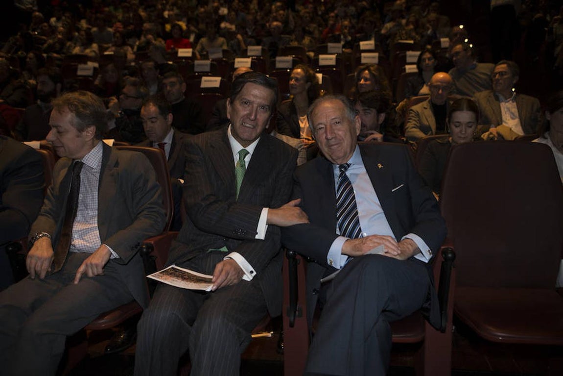 La conversación entre Pérez Reverte y Ferrer-Dalmau, en imágenes. El consejero Enrique de Ybarra (centro) junto al director del CNI, Félix Sánz Roldán.