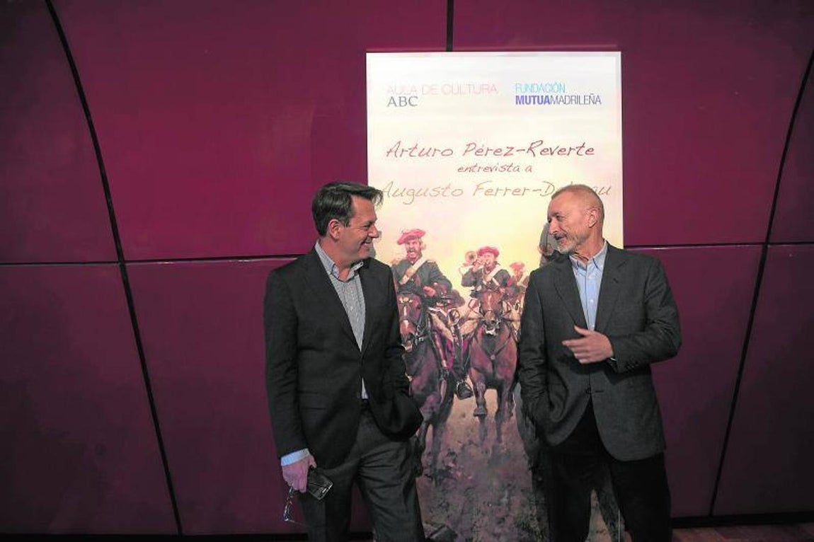 La conversación entre Pérez Reverte y Ferrer-Dalmau, en imágenes. Ferrer Dalmau (izquierda) junto a Arturo Pérez Reverte (dcha).