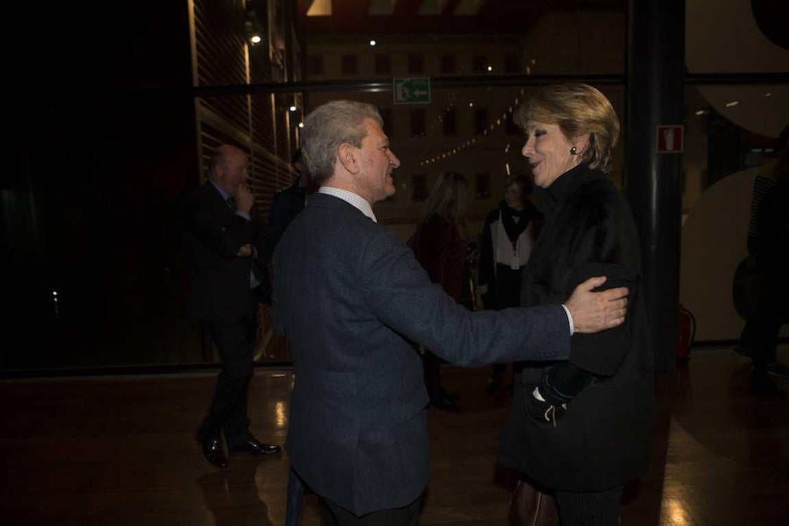 La conversación entre Pérez Reverte y Ferrer-Dalmau, en imágenes. La dirigente popular Esperanza Aguirre (dcha) saluda al exministro de Cultura César Antonio Molina (2007-2009).