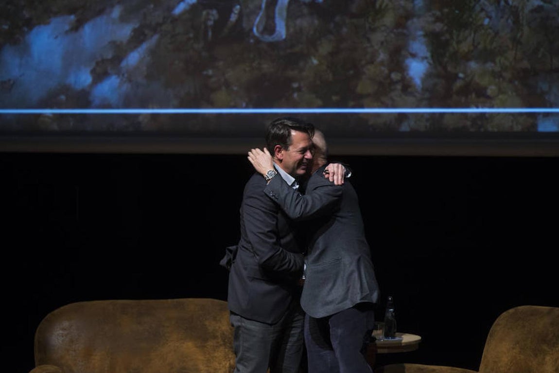 La conversación entre Pérez Reverte y Ferrer-Dalmau, en imágenes. 