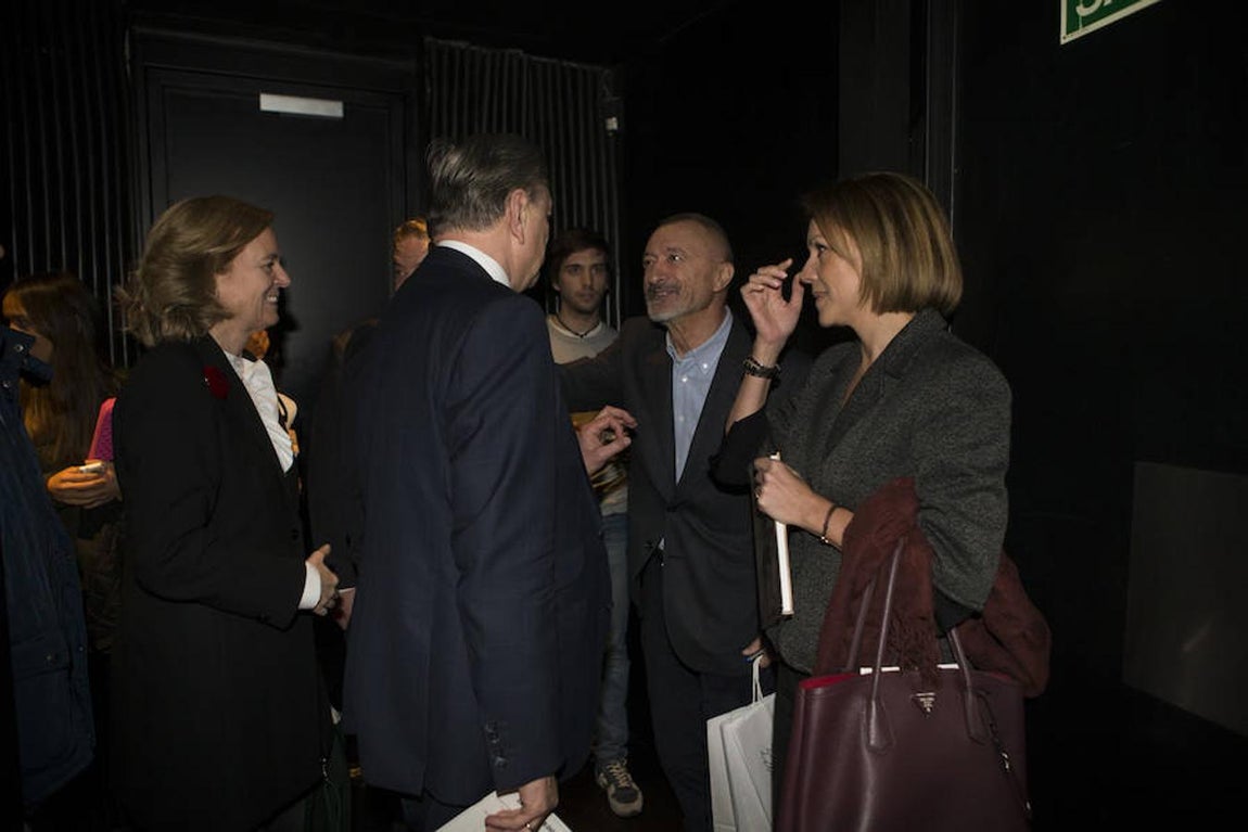 La conversación entre Pérez Reverte y Ferrer-Dalmau, en imágenes. Cospedal (derecha de la imagen) junto al escritor Arturo Pérez Reverte, el consejero de Vocento Enrique de Ybarra y la presidenta -editora de ABC, Catalina Luca de Tena (izquierda de la imagen).