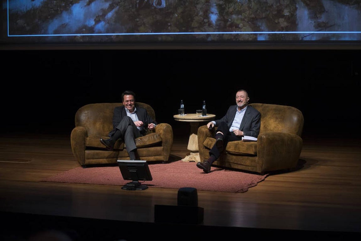 La conversación entre Pérez Reverte y Ferrer-Dalmau, en imágenes. 