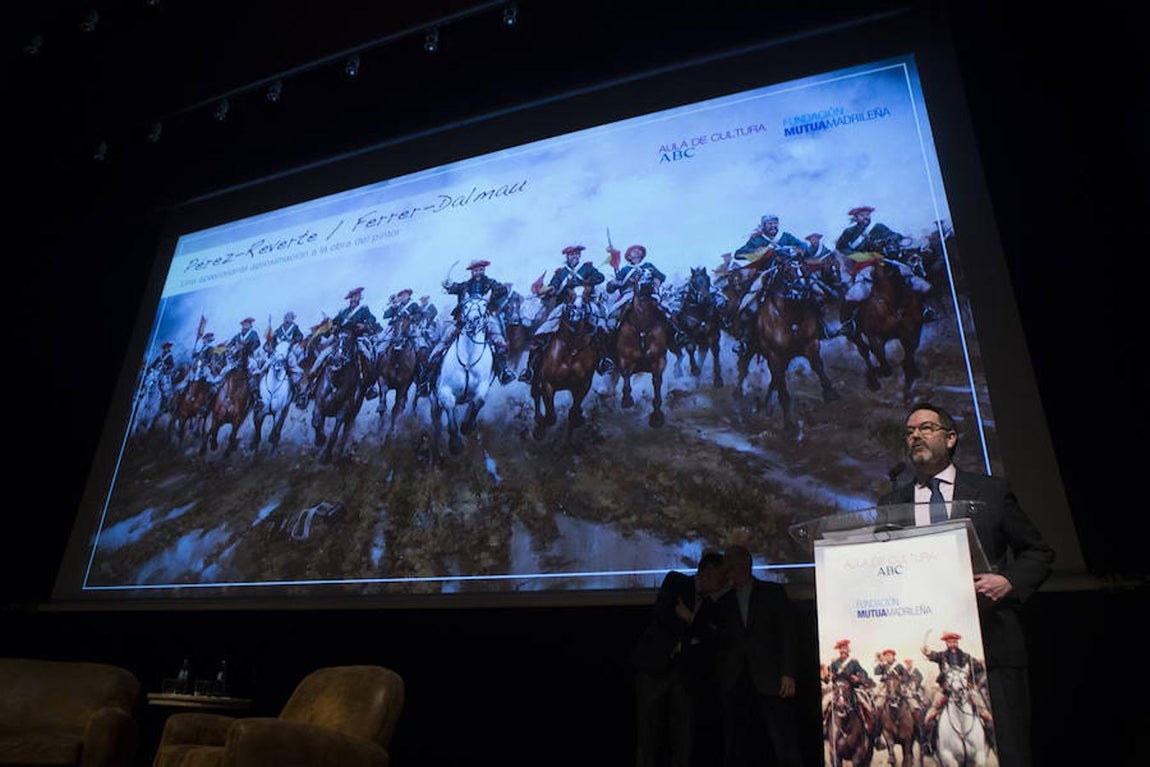 La conversación entre Pérez Reverte y Ferrer-Dalmau, en imágenes. La presentación del acto ha corrido a cargo del director de ABC, Bieito Rubido