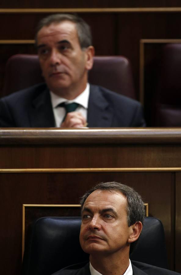 Zapatero le animó a formar parte de su equipo de Gobierno, en el que fue ministro de Interior y ministro de Defensa. 