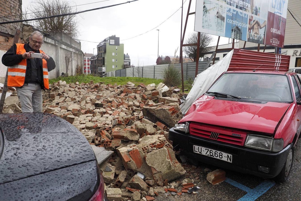 Varios coches destrozados en Lugo. 