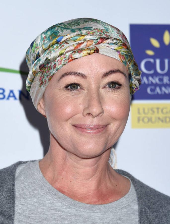 Shannen Doherty. A la actriz le fue diagnosticado cáncer de mama en marzo de 2015. Durante estos años se ha sometido a una mastectomía, quimioterapia y radioterapia como parte de su tratamiento.