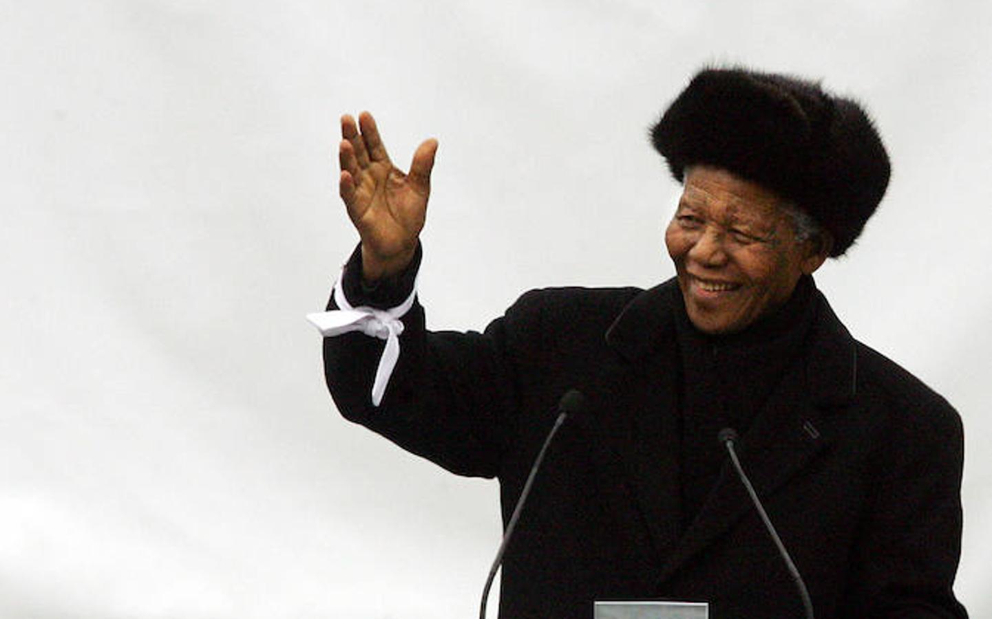 Nelson Mandela. El fallecido Nelson Mandela (1918-2013), ex presidente de Sudáfrica y Premio Nobel de la Paz, se sometió a un duro tratamiento para superar el cáncer de próstata en julio de 2001. Mandela recibió terapia de radiación y tratamiento hormonal, pero no requirió quimioterapia o cualquier cirugía.