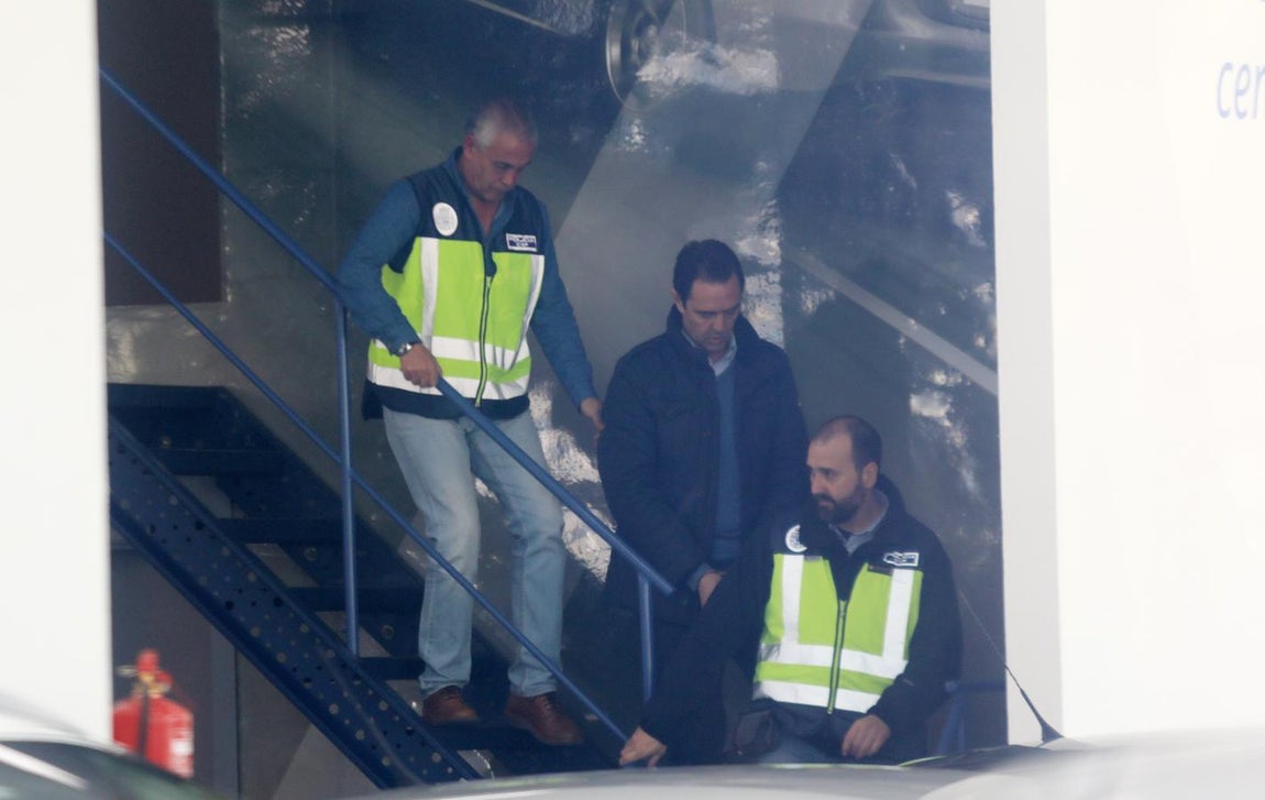 Los agentes se llevan detenido al acusado. 