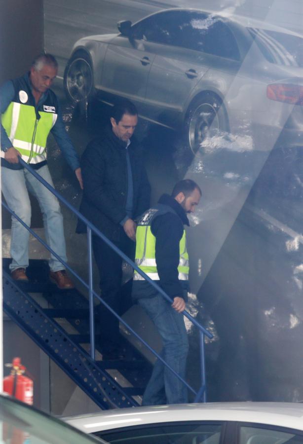 Los agentes se llevan detenido al acusado. 