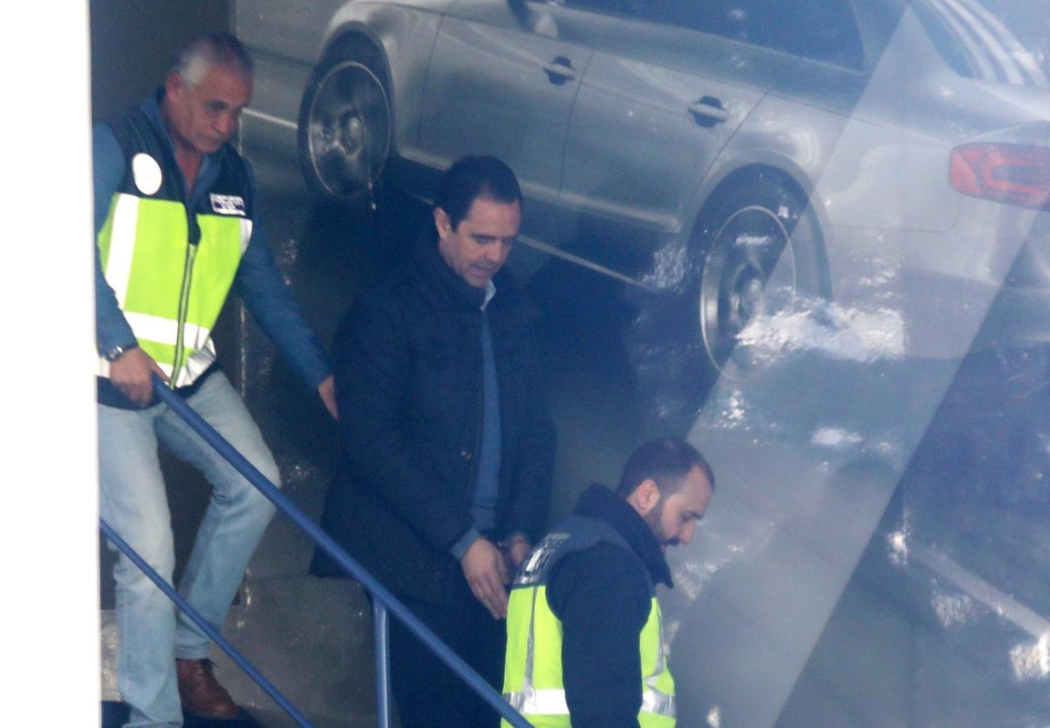 Los agentes se llevan detenido al acusado. 